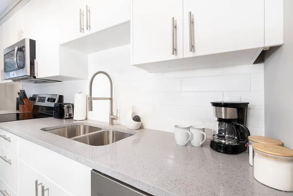 Modern & Stylish 1-Bedroom Unit エドモントン