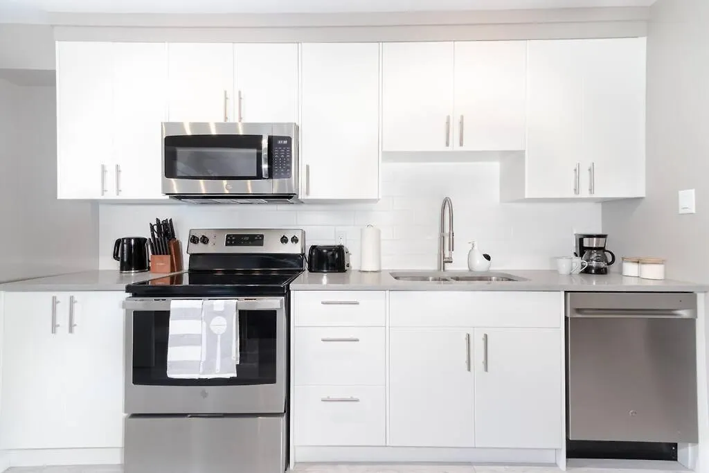 Modern & Stylish 1-Bedroom Unit エドモントン